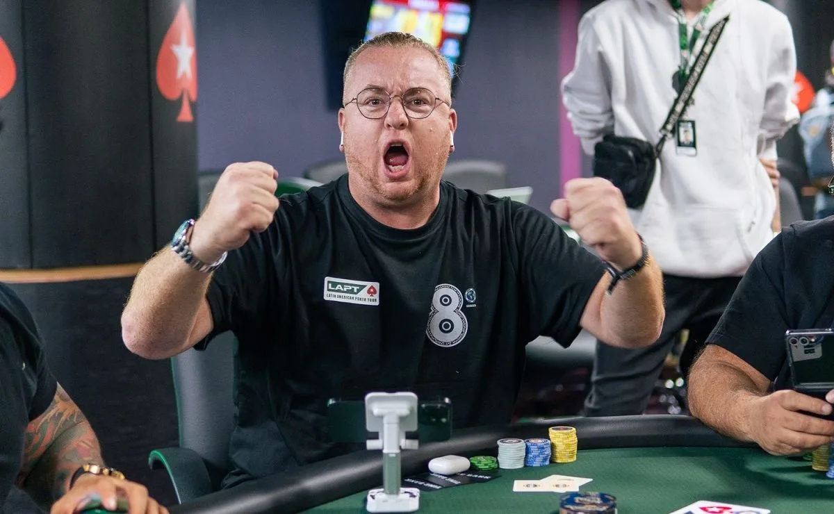 Léo Rizzo subiu ao pódio em torneio paralelo da WSOP representando o Brasil