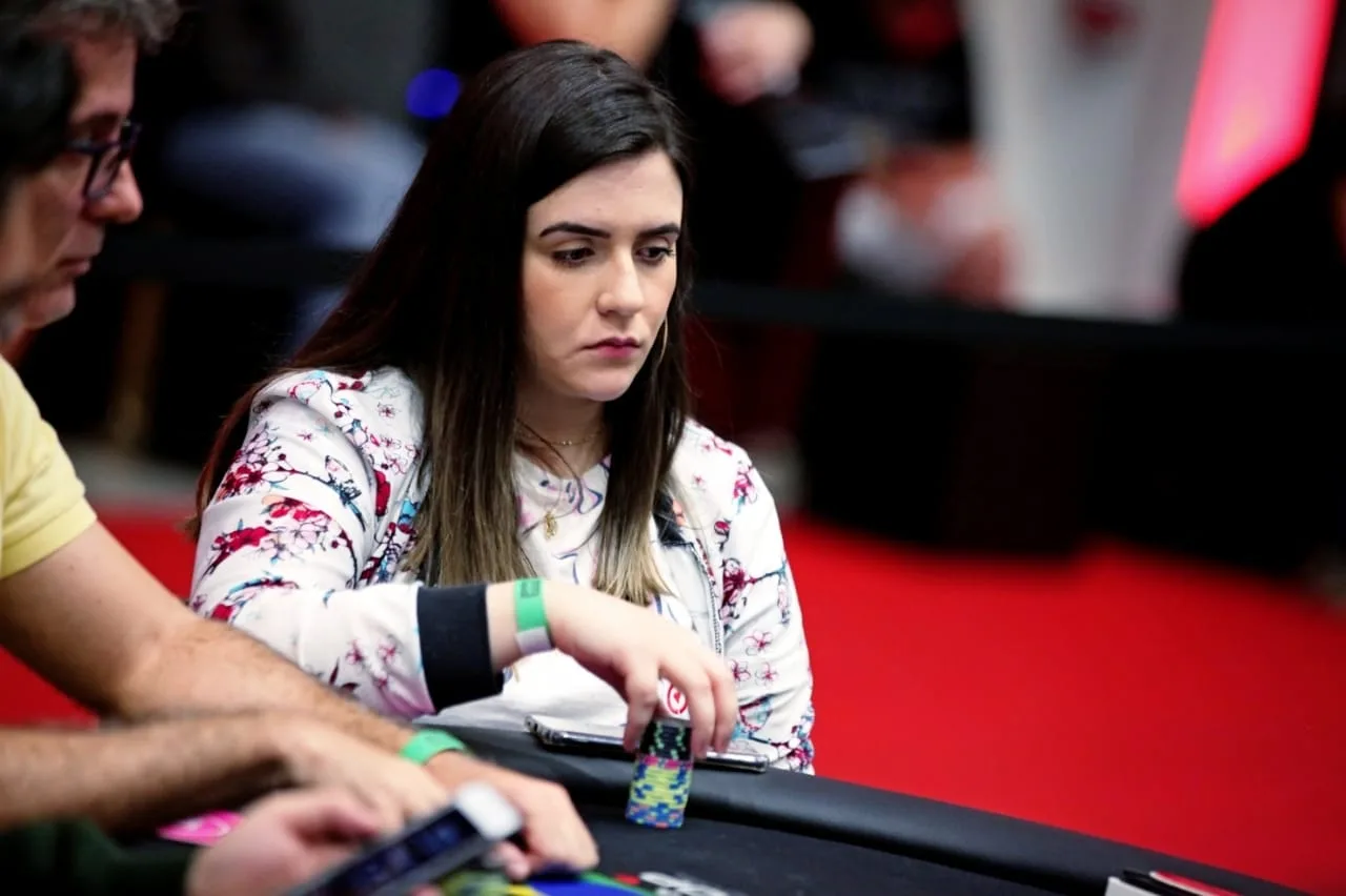 Jêniffer Ritter sobe ao topo do pódio no GGPoker e leva mais de US$ 20 mil