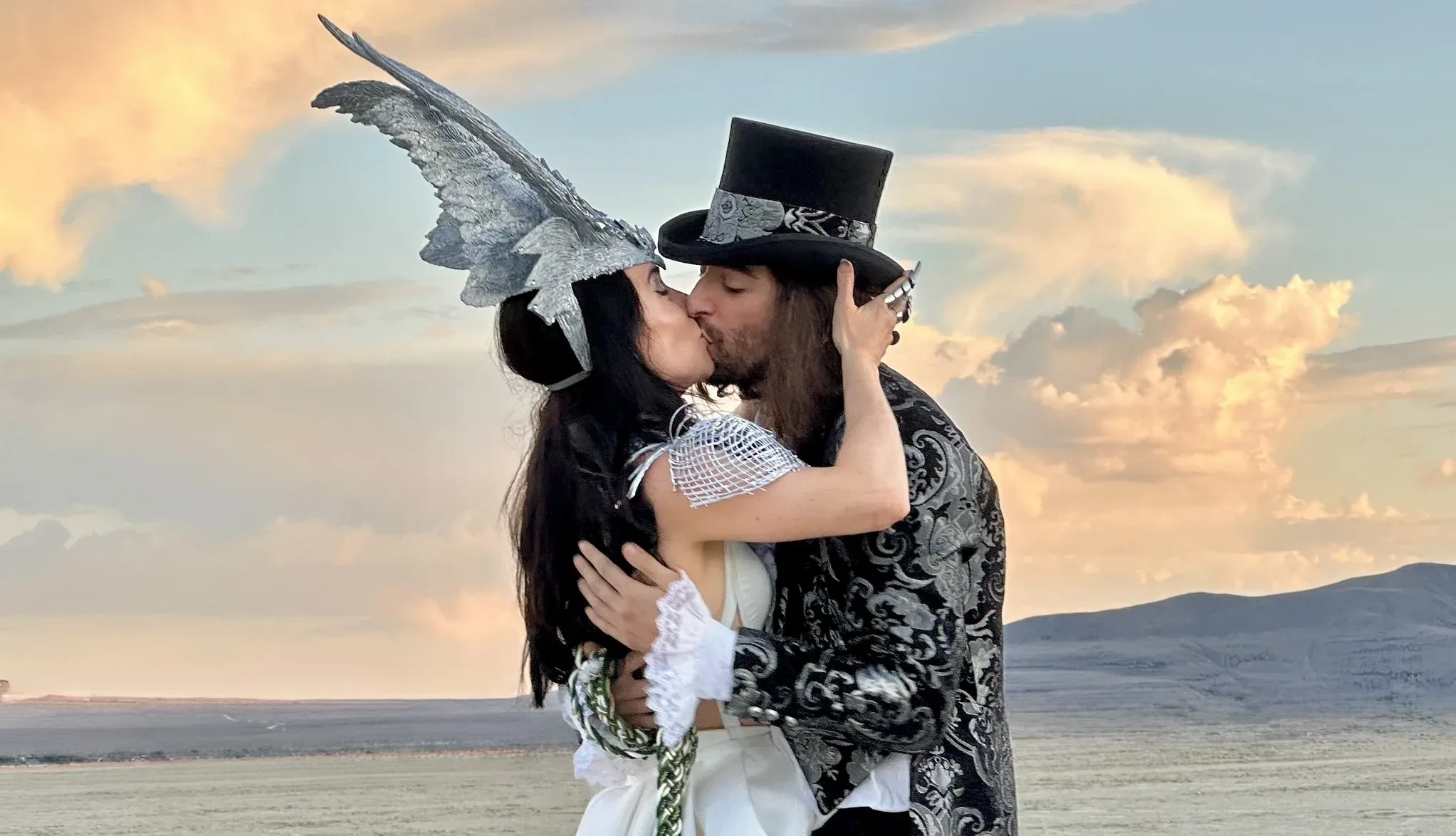 Liv Boerre e Igor Kurganov realizam casamento diferente em festival no deserto