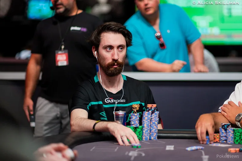 Carlos Rox compartilha “mão insana”: todos da mesa final em all-in