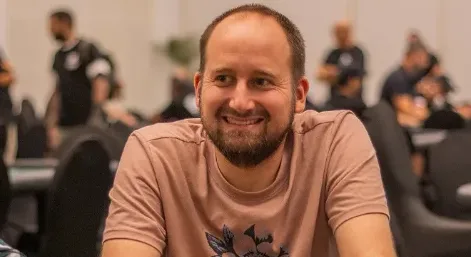 Koen Roos estabelece novo recorde com 49 premiações em países diferentes no mesmo ano