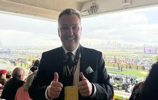 Tony G, lenda do poker, arruma prêmio milionário em corrida de cavalos