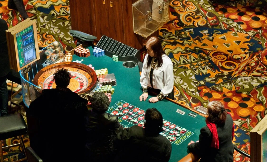 Trapaça em cassino na Austrália tinha câmeras escondidas e fones de ouvido; casal foi preso