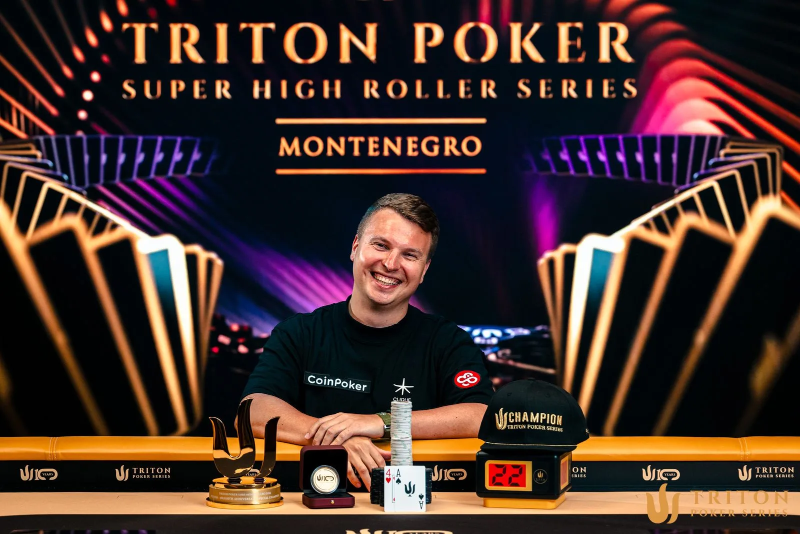 Aleks Ponakovs supera batalha na mesa final e leva mais de US$ 3 milhões na Triton