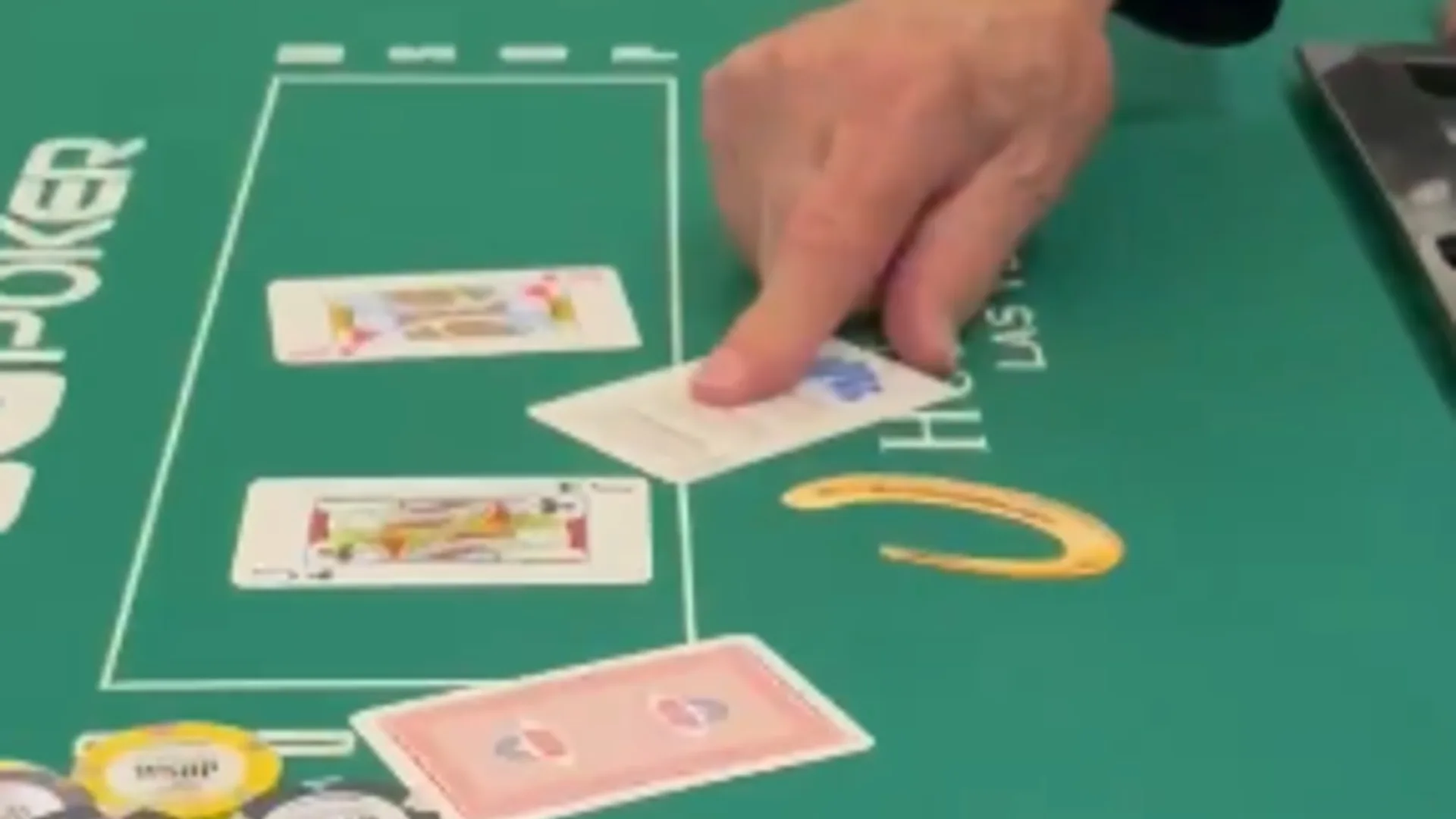Situação bizarra logo no primeiro dia de WSOP com carta de instruções no ‘flop’