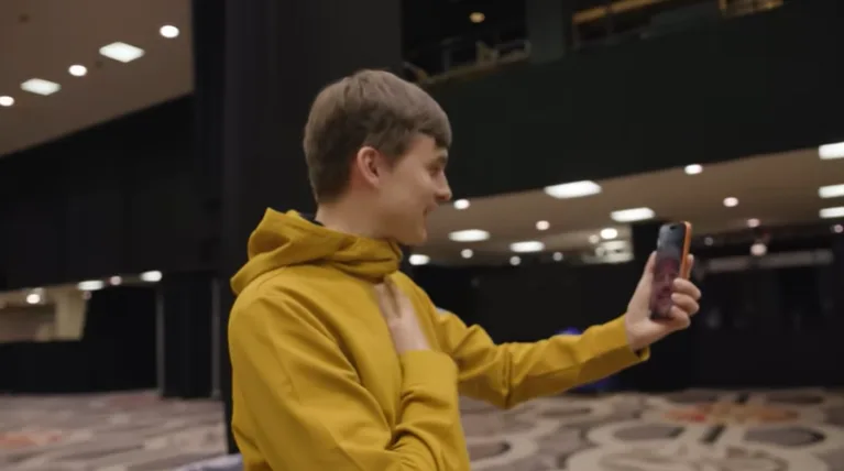 Martin Kabrhel grava ‘vlog’ na WSOP e mostra conversa com Shaun Deeb
