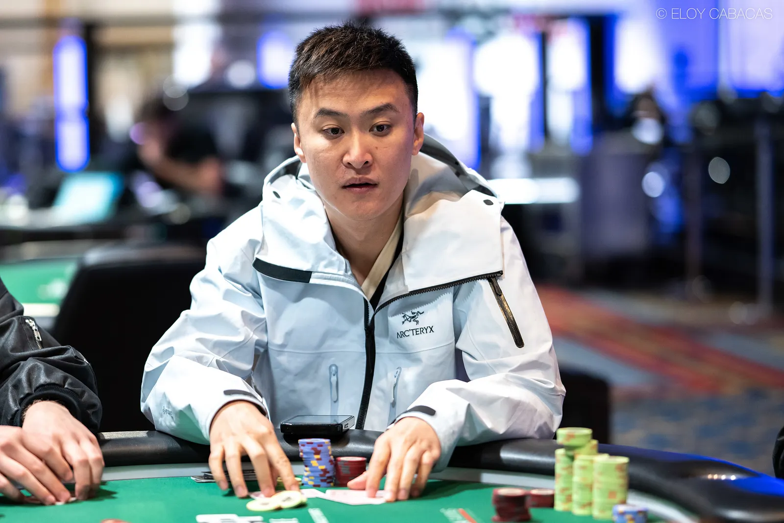Biao Ding comemora pote importante na WSOP, mas acaba perdendo a mão