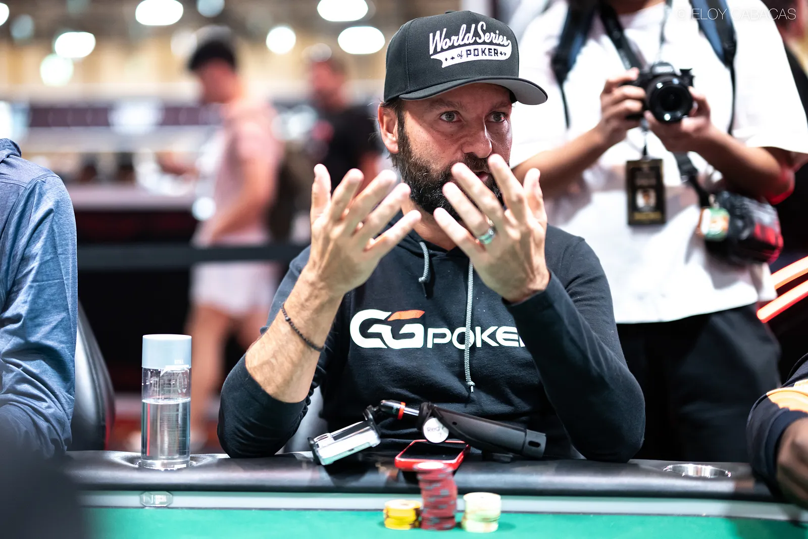 Negreanu mostra que a leitura está afiada na WSOP e quase acerta cartas do adversário