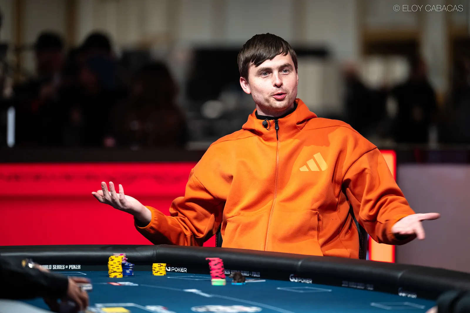 Martin Kabrhel não percebe que perdeu o pote e comemora jogada na WSOP