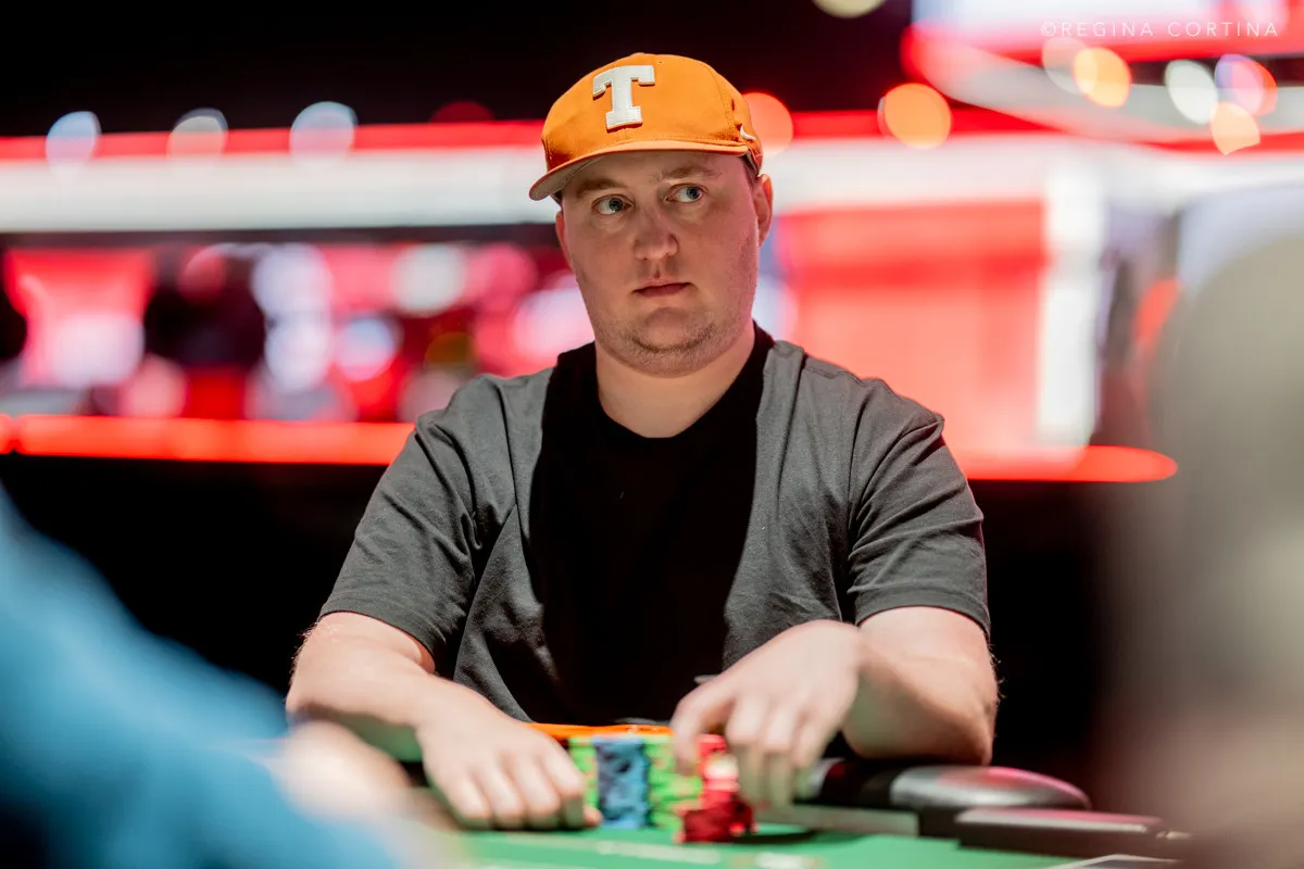 Michael Moncek vai de all-in no escuro e triplica na primeira mão em torneio da WSOP