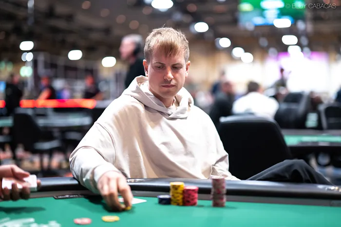 Viktor ‘Isildur’ Blom comete erro e esconde mão vencedora durante torneio da WSOP