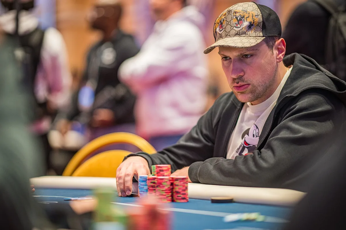 Queda brutal de Martirosian no 100K da WSOP teve dois AA quebrados na bolha