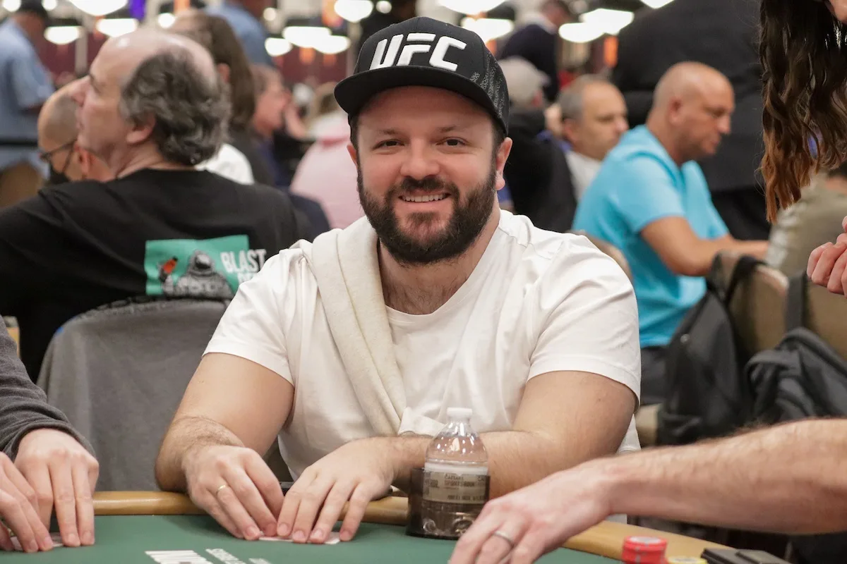 Vitor Dzivielevski teve que trocar de boné durante torneio na WSOP; entenda