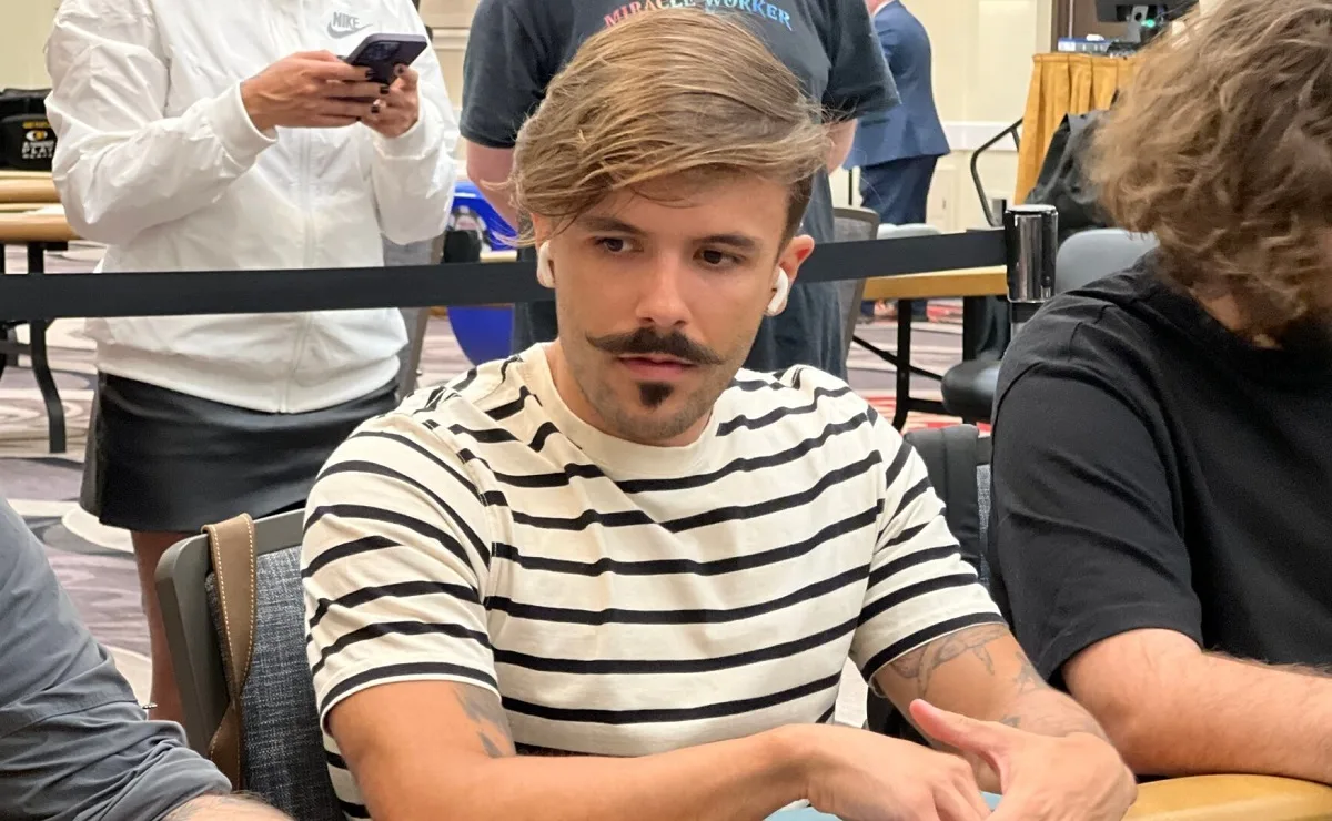 Yuri Martins está na mesa final do 100K High Roller da WSOP