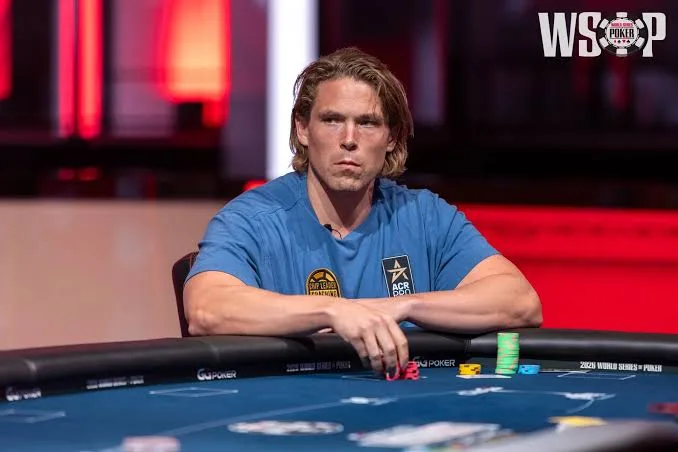 Alex Foxen revela título que transformou sua carreira no poker: “Foi um grande catalisador”