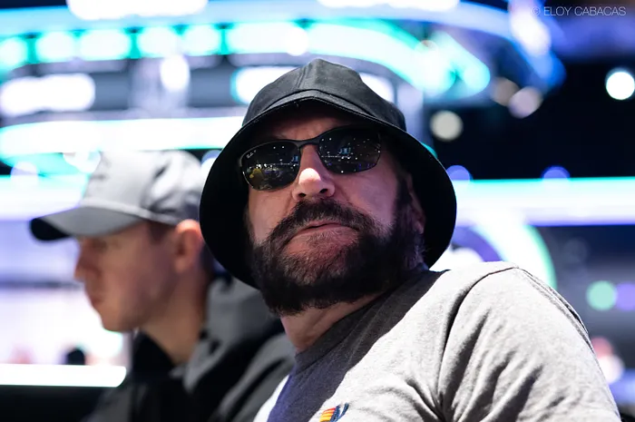 Mike Matusow recebe punição no Main Event da WSOP após mostrar carta