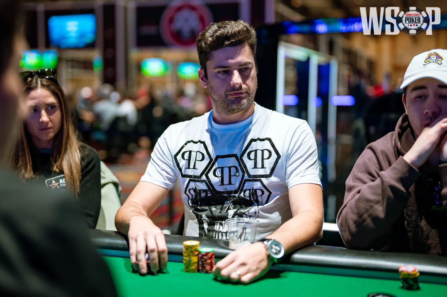 Osmar Rockenbach avança como chip leader do dia 1B no Main Event da WSOP