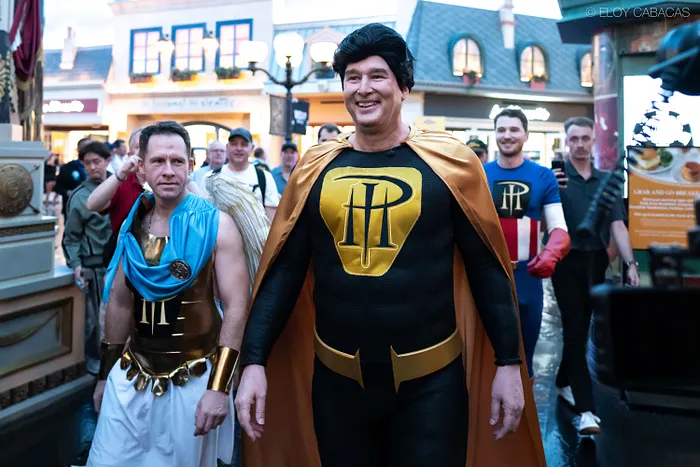 Phil Hellmuth rouba a cena com entrada de super-herói no Main Event da WSOP