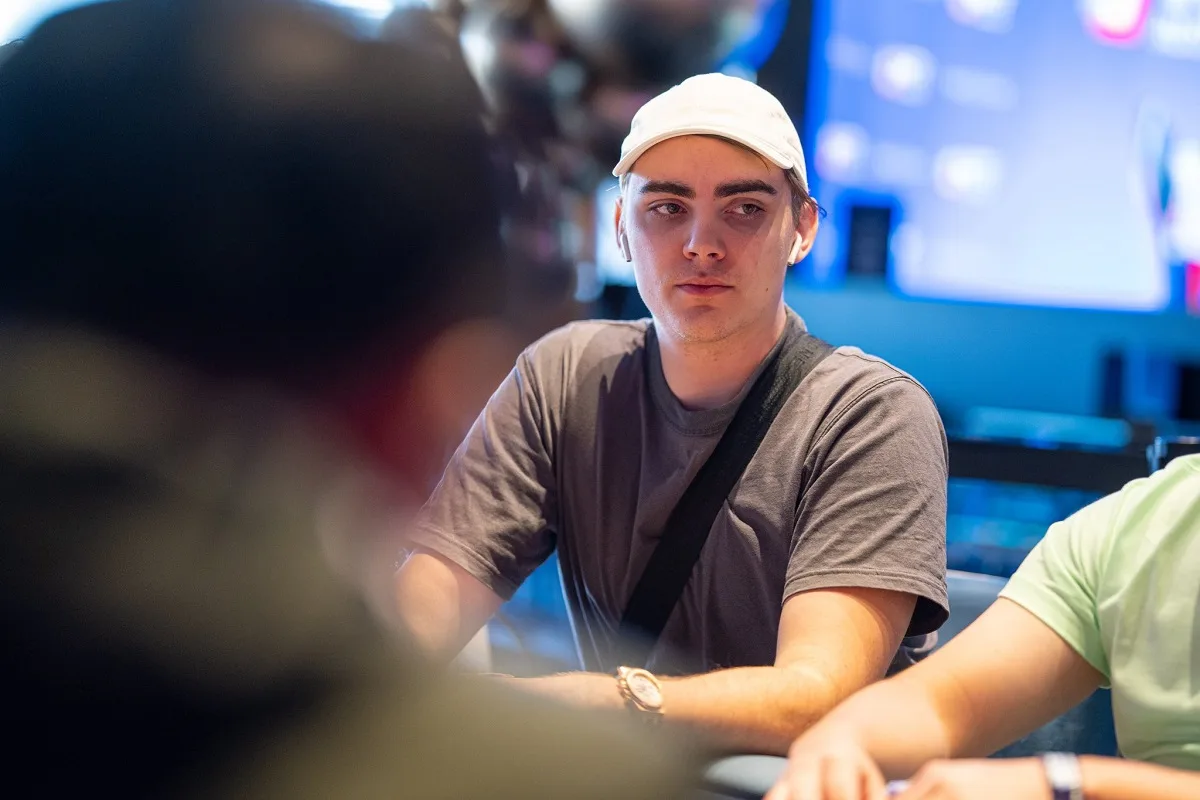 Australiano lidera Main Event da WSOP uma etapa antes da pausa para a FT