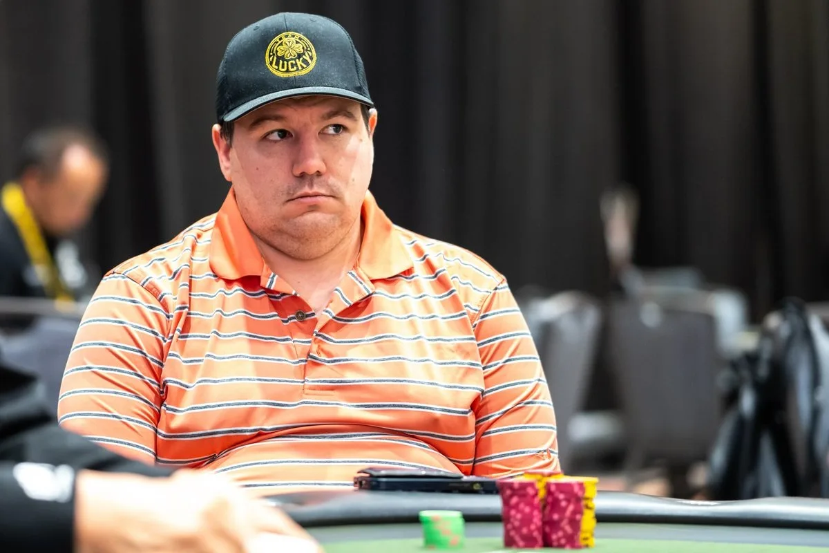 Shaun Deeb aplica blefe e força adversário a desistir com trinca no Main Event da WSOP